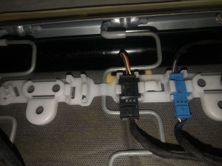 Three-pin seat occupancy sensor connector under the seat